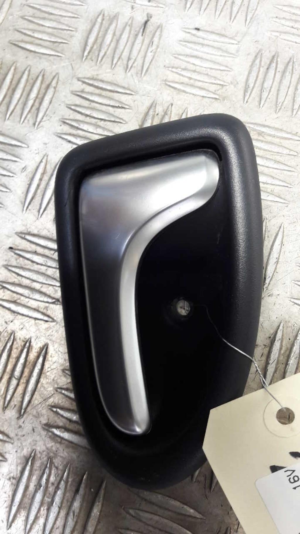Poignee interieur avant gauche RENAULT CLIO 2 PHASE 2 Essence - 1