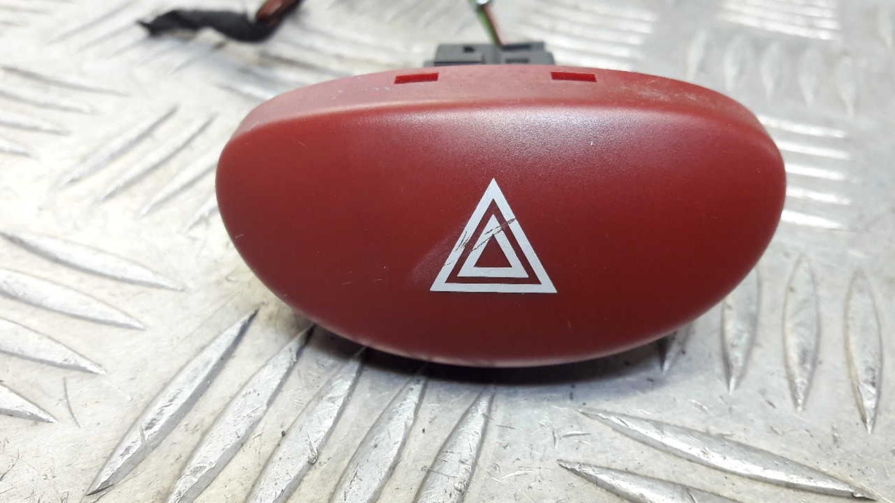 Bouton de warning PEUGEOT 206 PHASE 2 Essence - 1