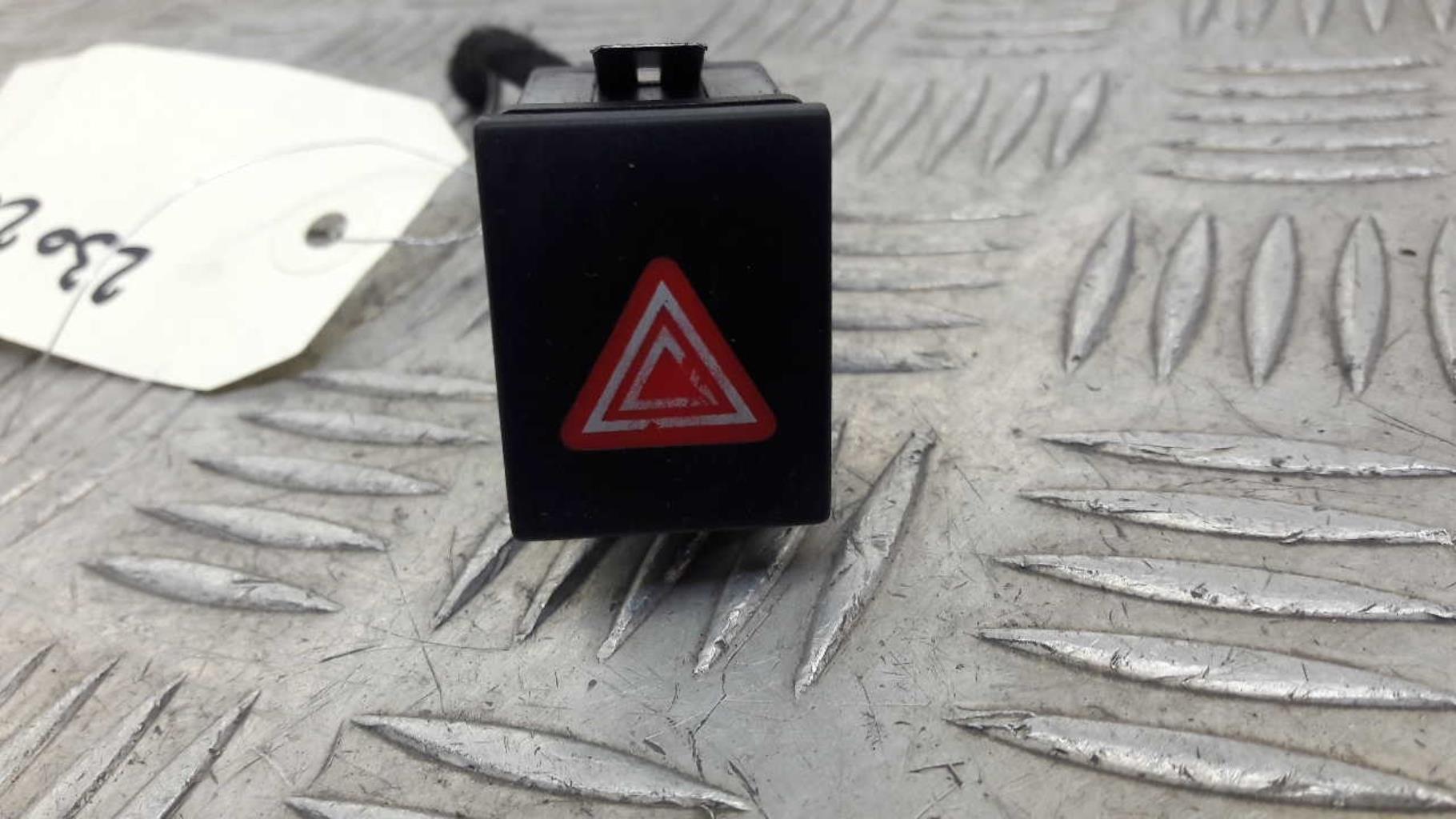 Bouton de warning VOLKSWAGEN POLO 4 PHASE 2 Diesel - 1