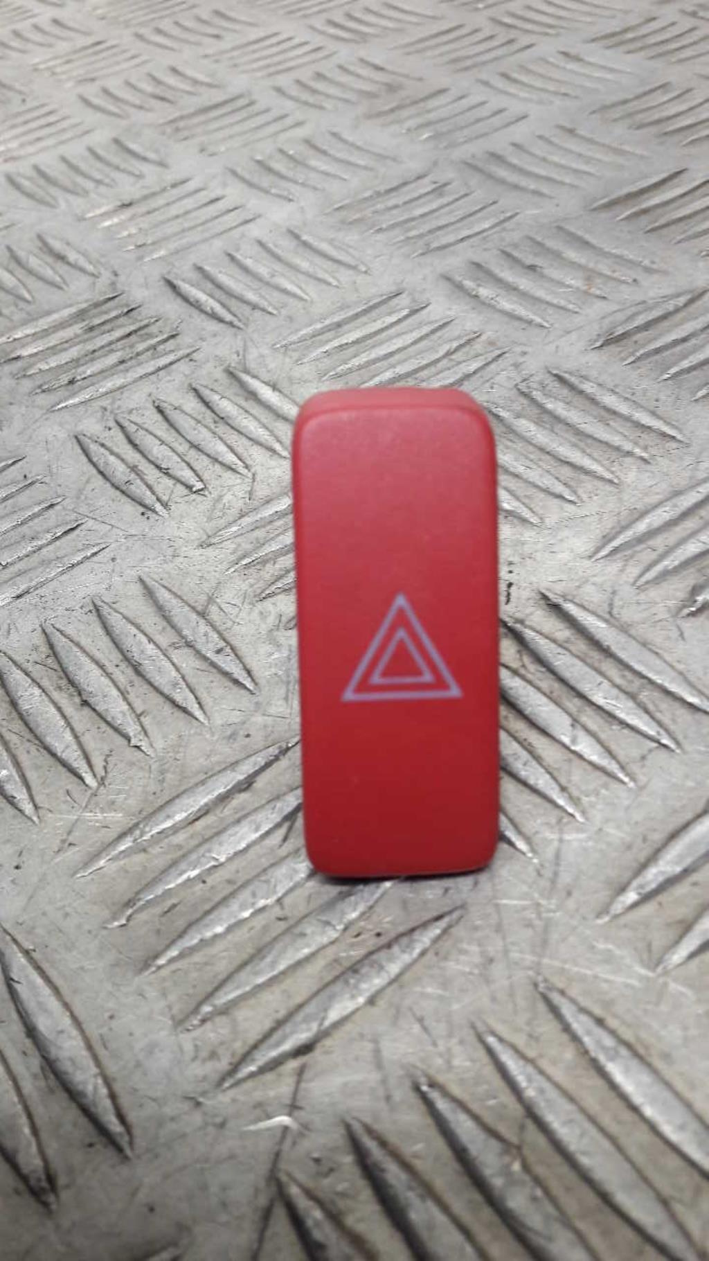 Bouton de warning TOYOTA AURIS 1 PHASE 1 Essence - 1