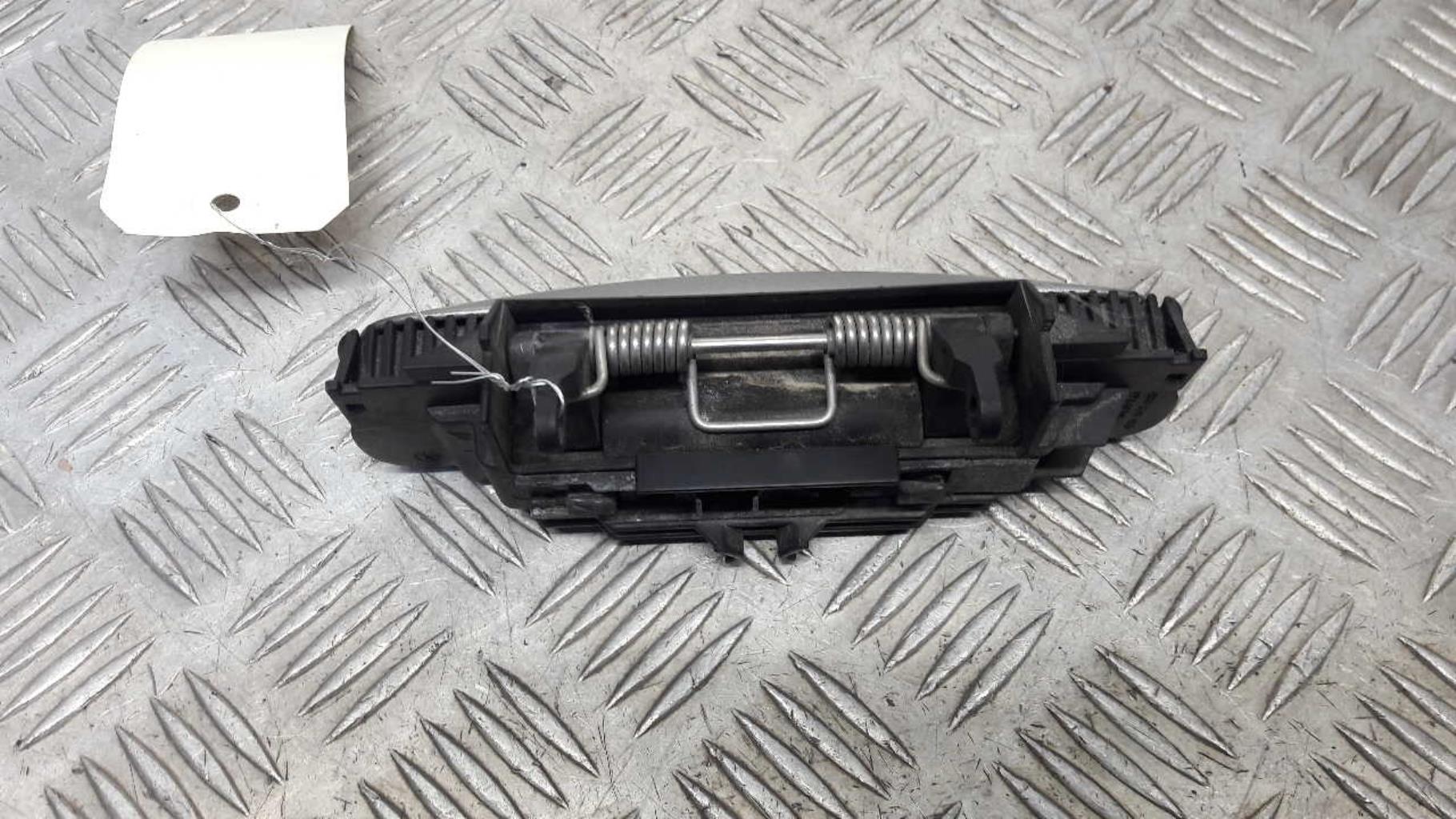 Poignee porte avant droit AUDI A4 2 AVANT PHASE 1 BREAK Diesel - 1