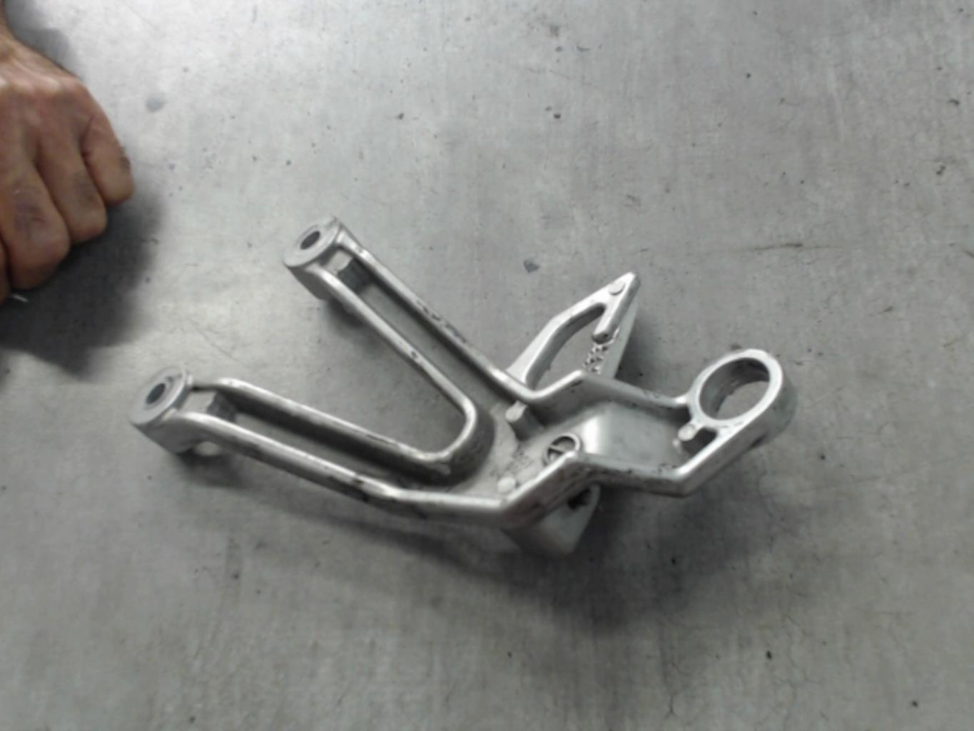 pièce détachée occasion Platine et repose pieds arriere droit