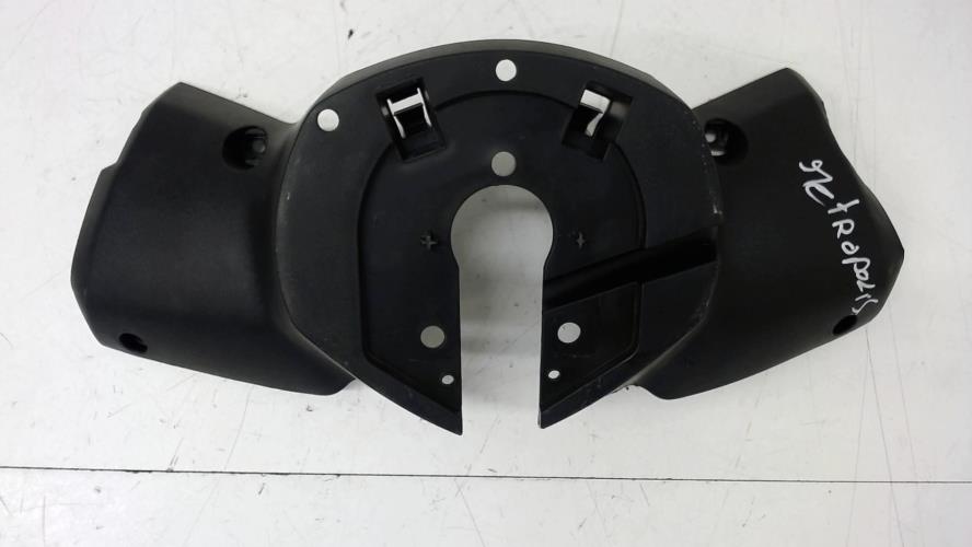pièce détachée occasion Cache guidon inferieur PEUGEOT