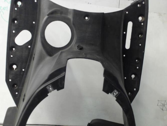 pièce détachée occasion Cache carenage centrale marche pieds plancher QUADRO