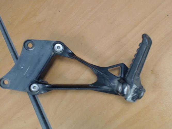 pièce détachée occasion Platine et repose pieds arriere gauche KAWASAKI