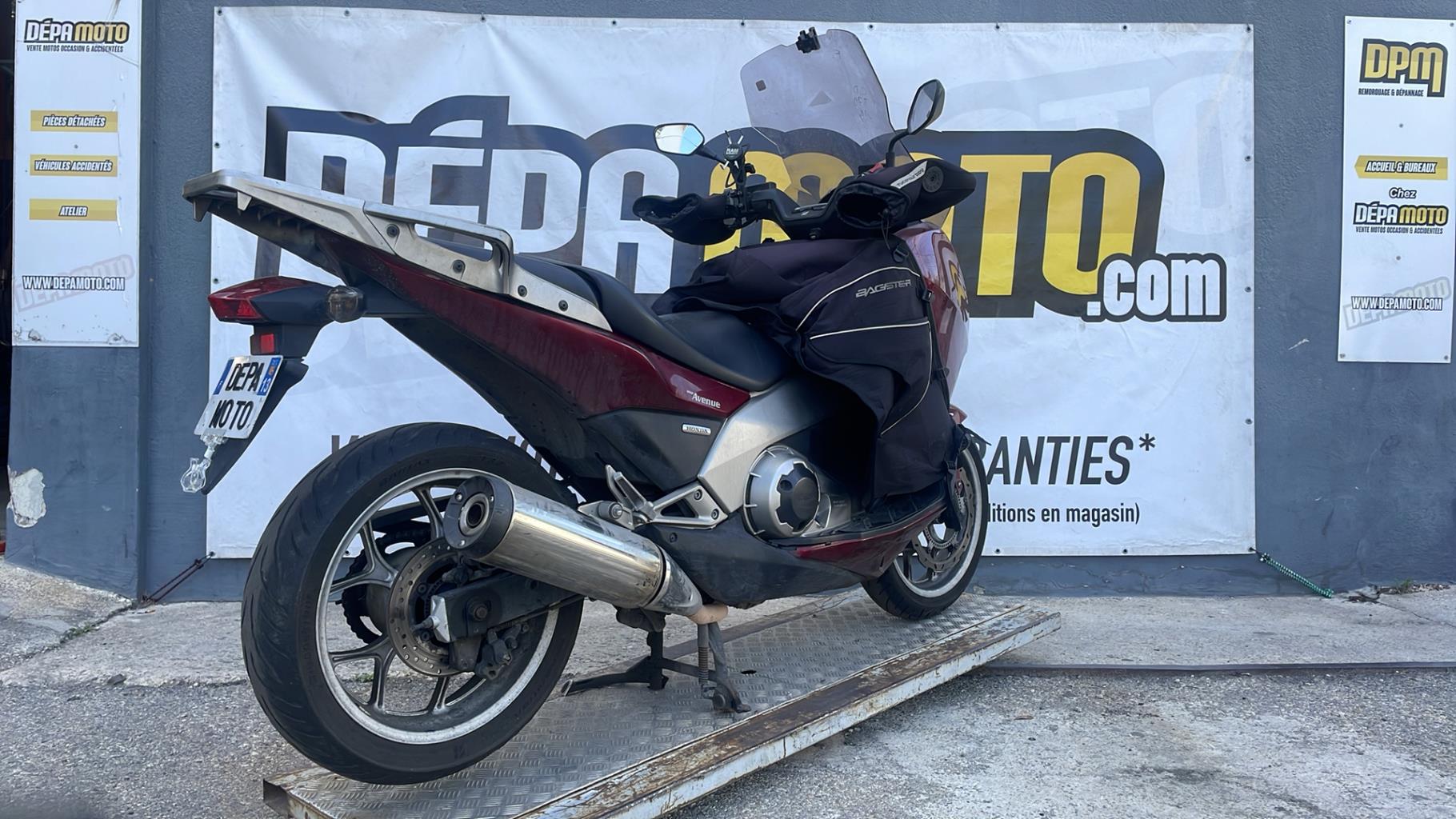 Illustration de HONDA700 INTEGRA
