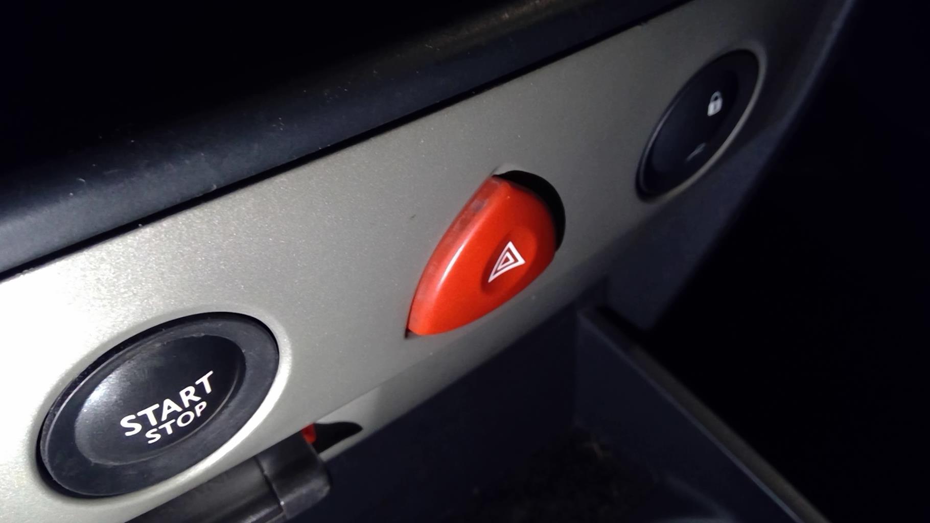 Bouton de warning RENAULT MEGANE 2 PHASE 1 Essence - 1