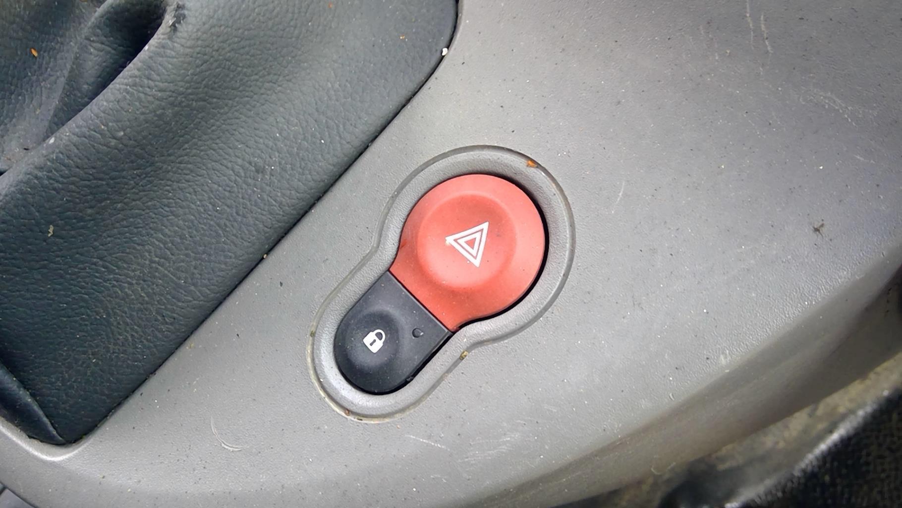 Bouton de warning RENAULT KANGOO 2 PHASE 1 Diesel - 1
