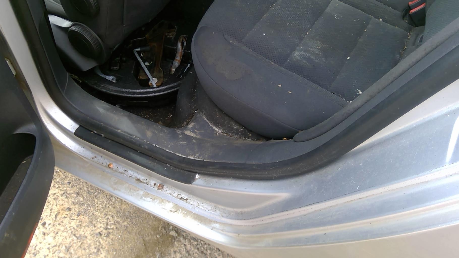 Guarnizione sportello posteriore sinistro VOLKSWAGEN GOLF 5  - 1