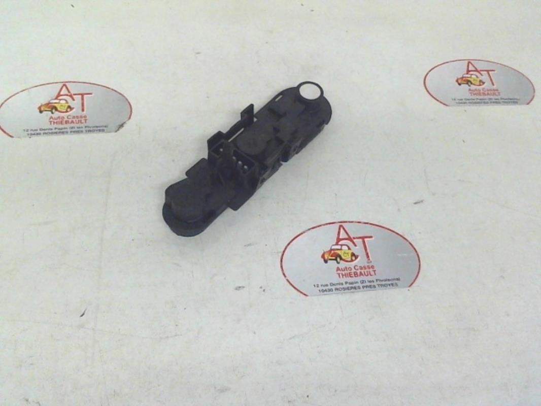 Base portalampade fanale posteriore destro PEUGEOT 806  - 1