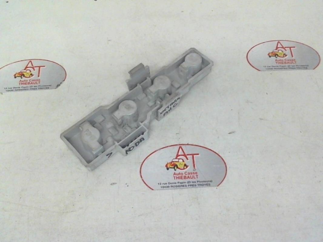 Base portalampade fanale posteriore sinistro SKODA OCTAVIA 1 PHASE 1  - 1