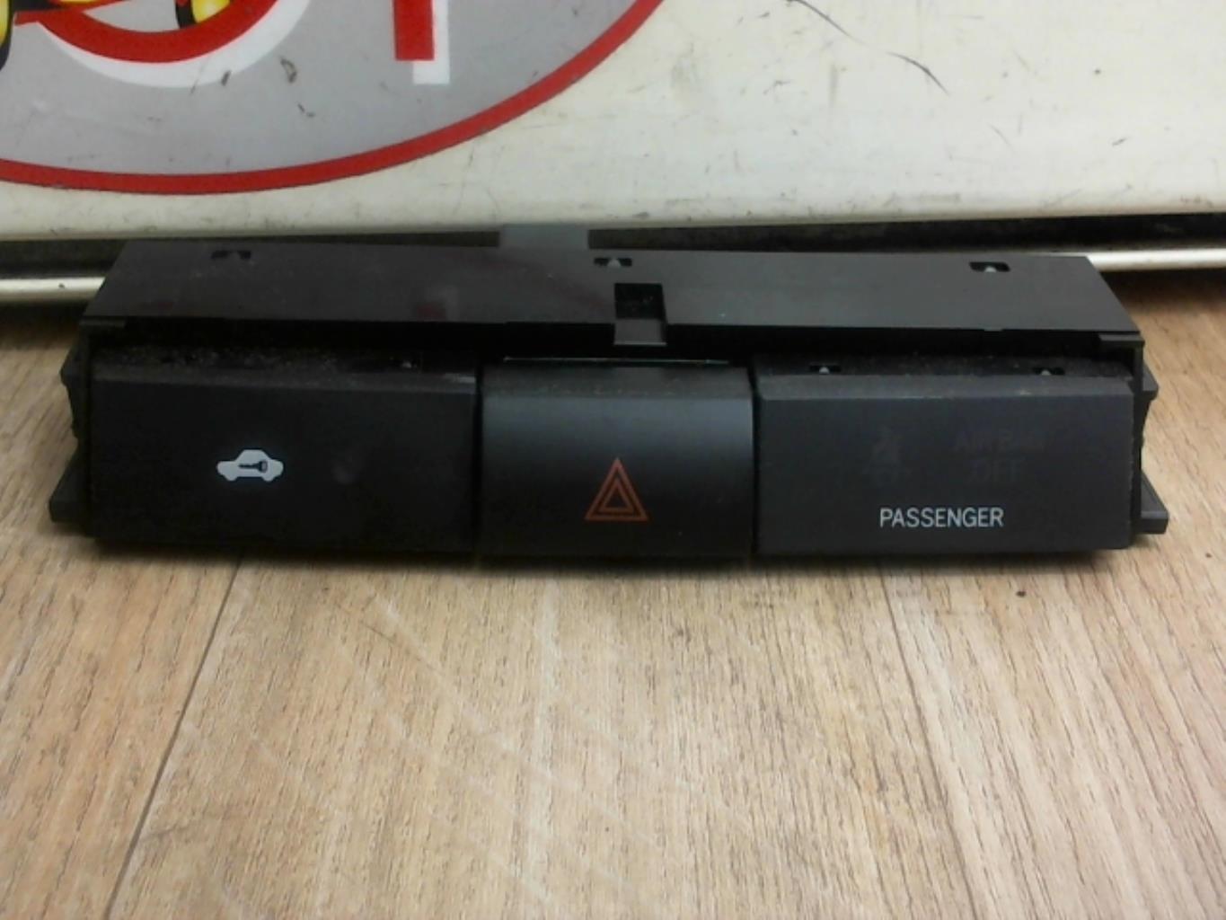 Bouton de warning TOYOTA COROLLA VERSO 2 PHASE 1 Diesel - 1