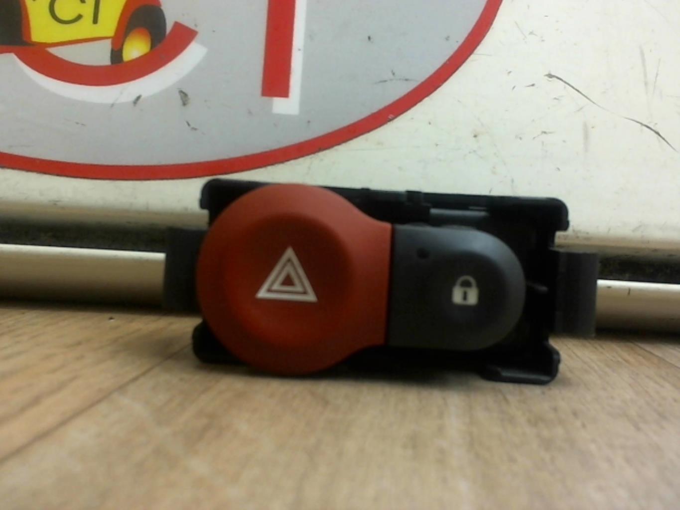 Bouton de warning RENAULT CLIO 3 PHASE 1 Essence - 1