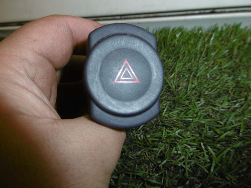 Bouton de warning DACIA SANDERO 1 Diesel - 1