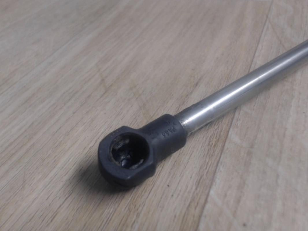 Verin de coffre VOLKSWAGEN GOLF 4 Diesel - 1