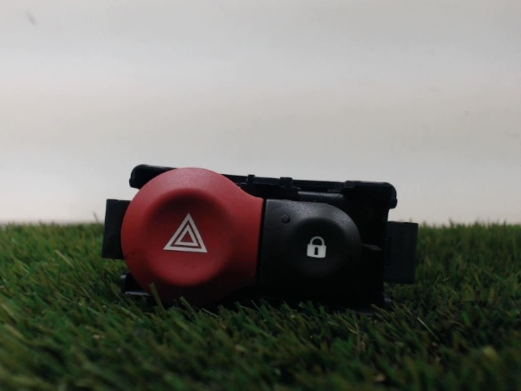 Bouton de warning RENAULT CLIO 3 PHASE 1 Diesel - 1