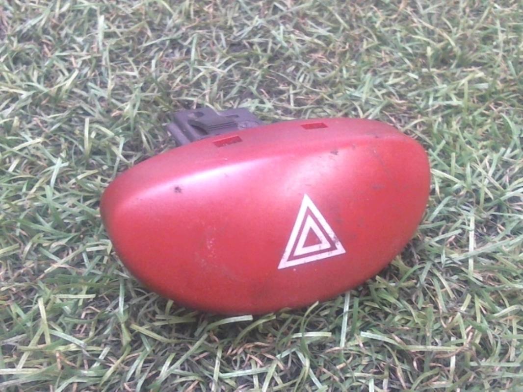 Bouton de warning PEUGEOT 206 PHASE 1 Essence - 1
