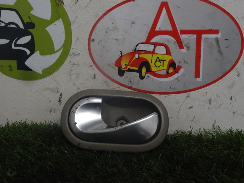 Poignee interieur avant gauche RENAULT CLIO 3 PHASE 1 Essence - 1