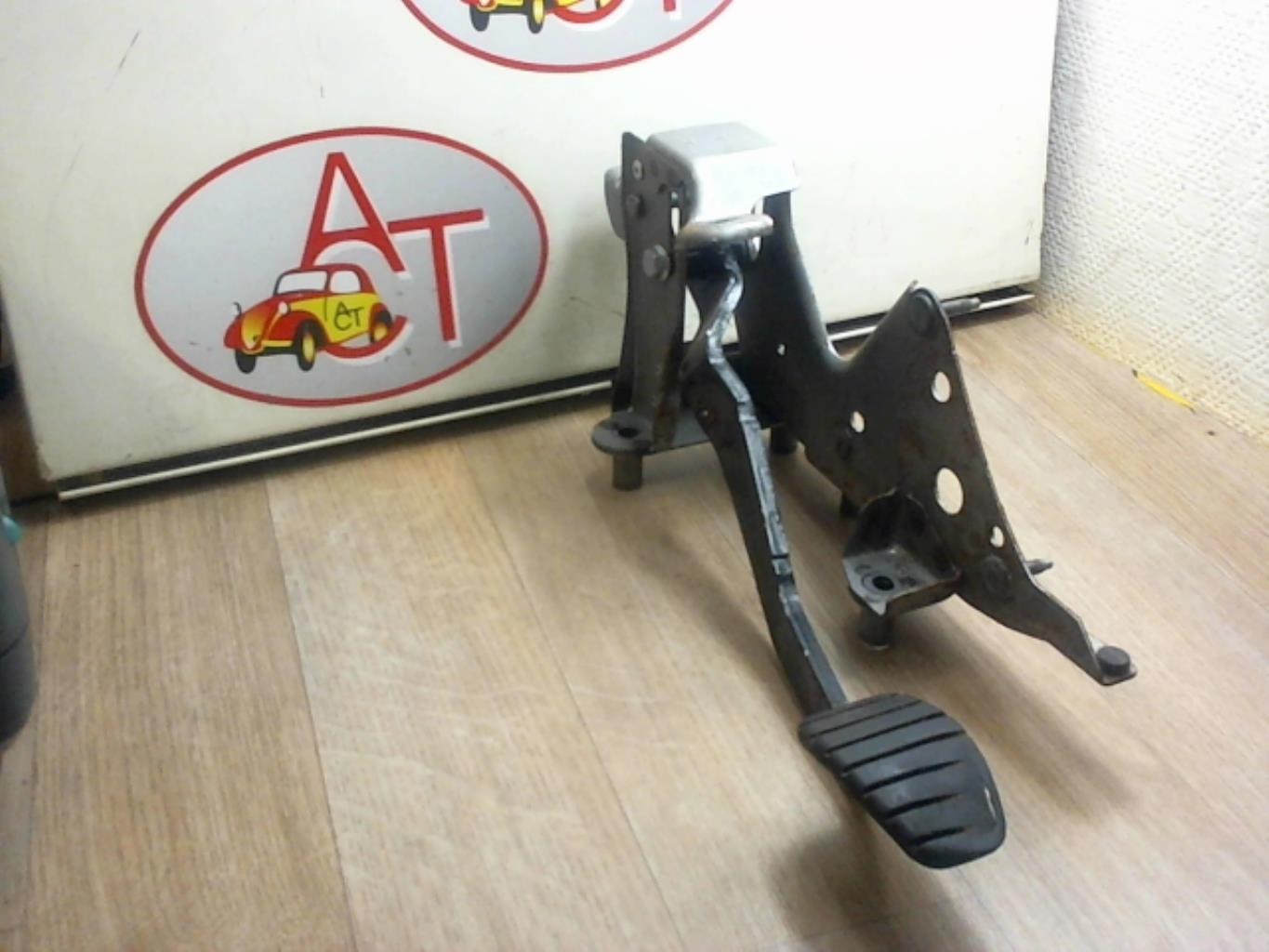 Pedale de frein RENAULT CLIO 3 PHASE 1 Diesel - 1