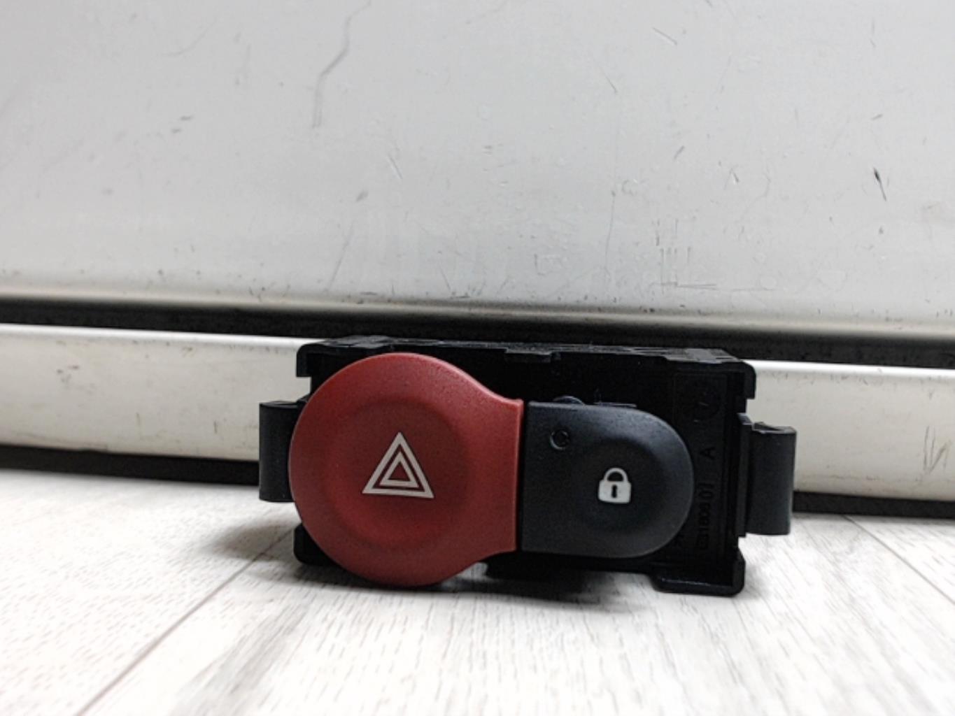 Bouton de warning RENAULT CLIO 3 PHASE 2  - 1