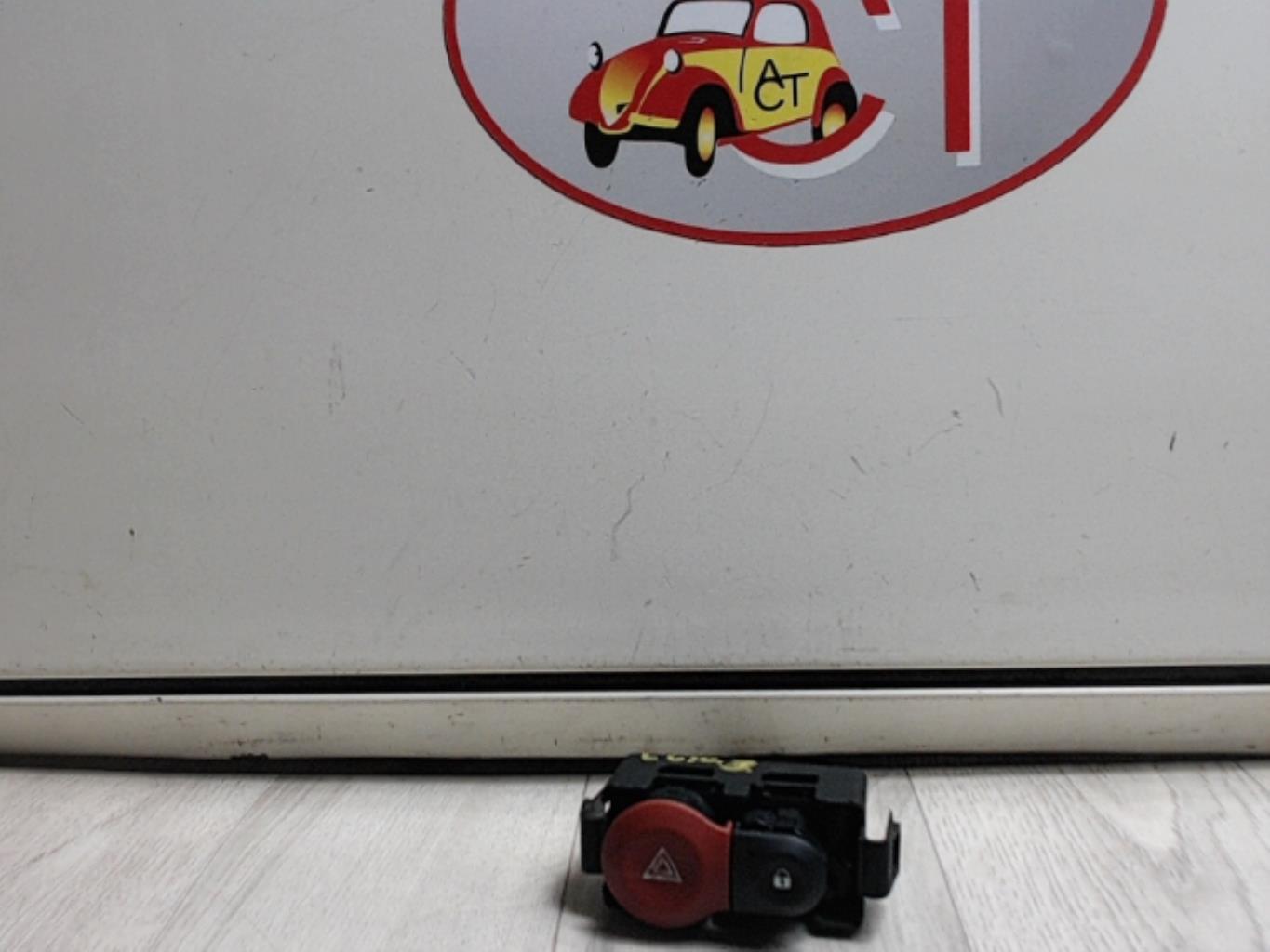 Bouton de warning RENAULT CLIO 3 PHASE 1 Diesel - 1