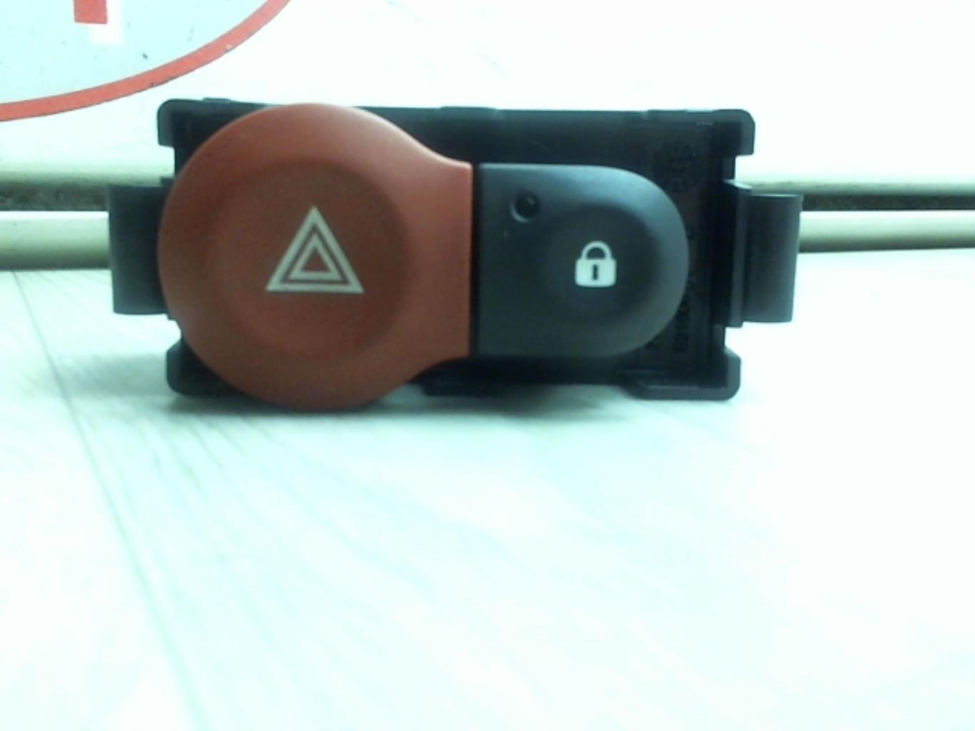 Bouton de warning RENAULT CLIO 3 PHASE 2 Diesel - 1