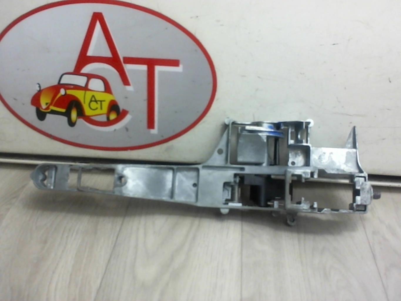 Supporto maniglia portiera anteriore sinistra PEUGEOT 208 1 PHASE 2 Gasolina - 1