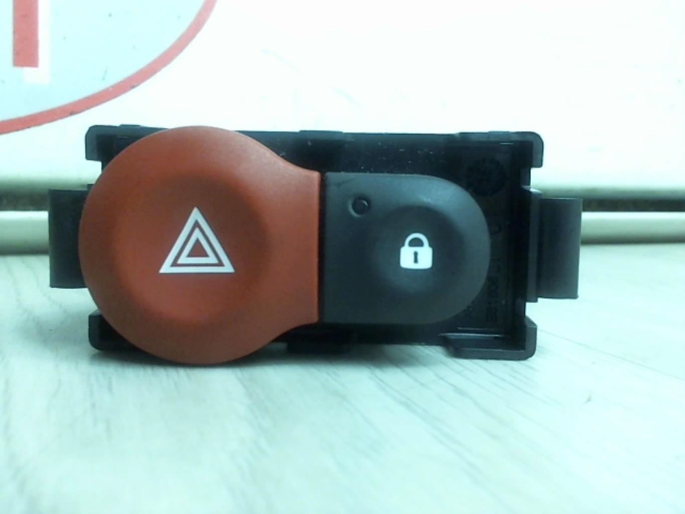 Bouton de warning RENAULT TWINGO 3 PHASE 1 Essence - 1