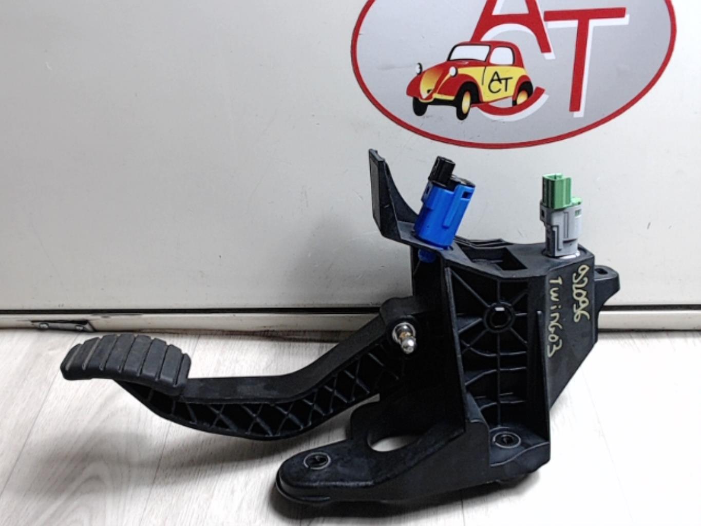 Pedale d'embrayage RENAULT TWINGO 3 PHASE 1 Essence - 1