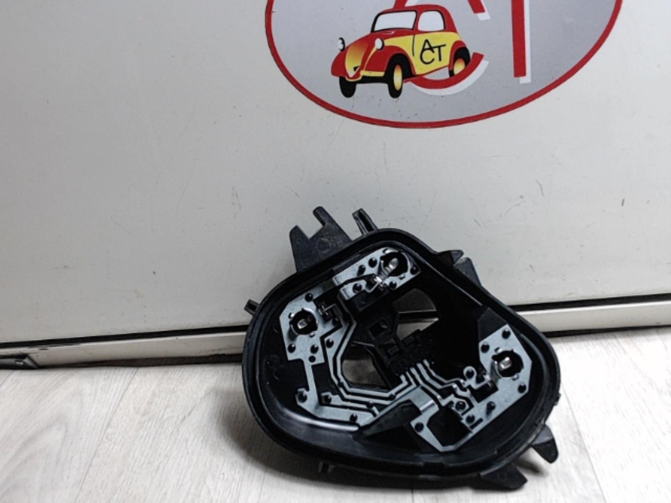 Base portalampade fanale posteriore destro PEUGEOT 208 1 PHASE 1 Diésel - 1