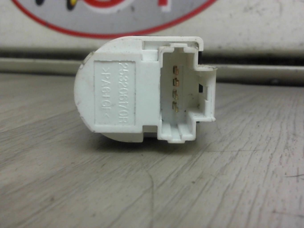 Contacteur feu stop DACIA DUSTER 2 PHASE 1 Diesel - 1