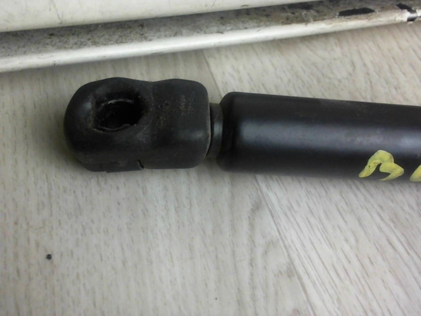 Verin de capot VOLKSWAGEN BORA Essence - 1