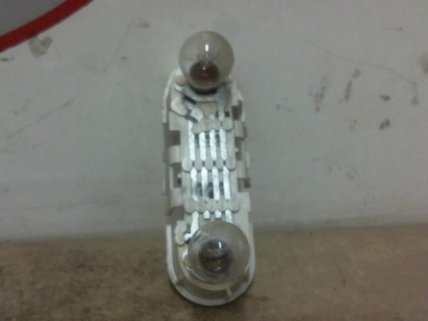 Base portalampade fanale posteriore destro PEUGEOT 405 PHASE 1 BREAK  - 1
