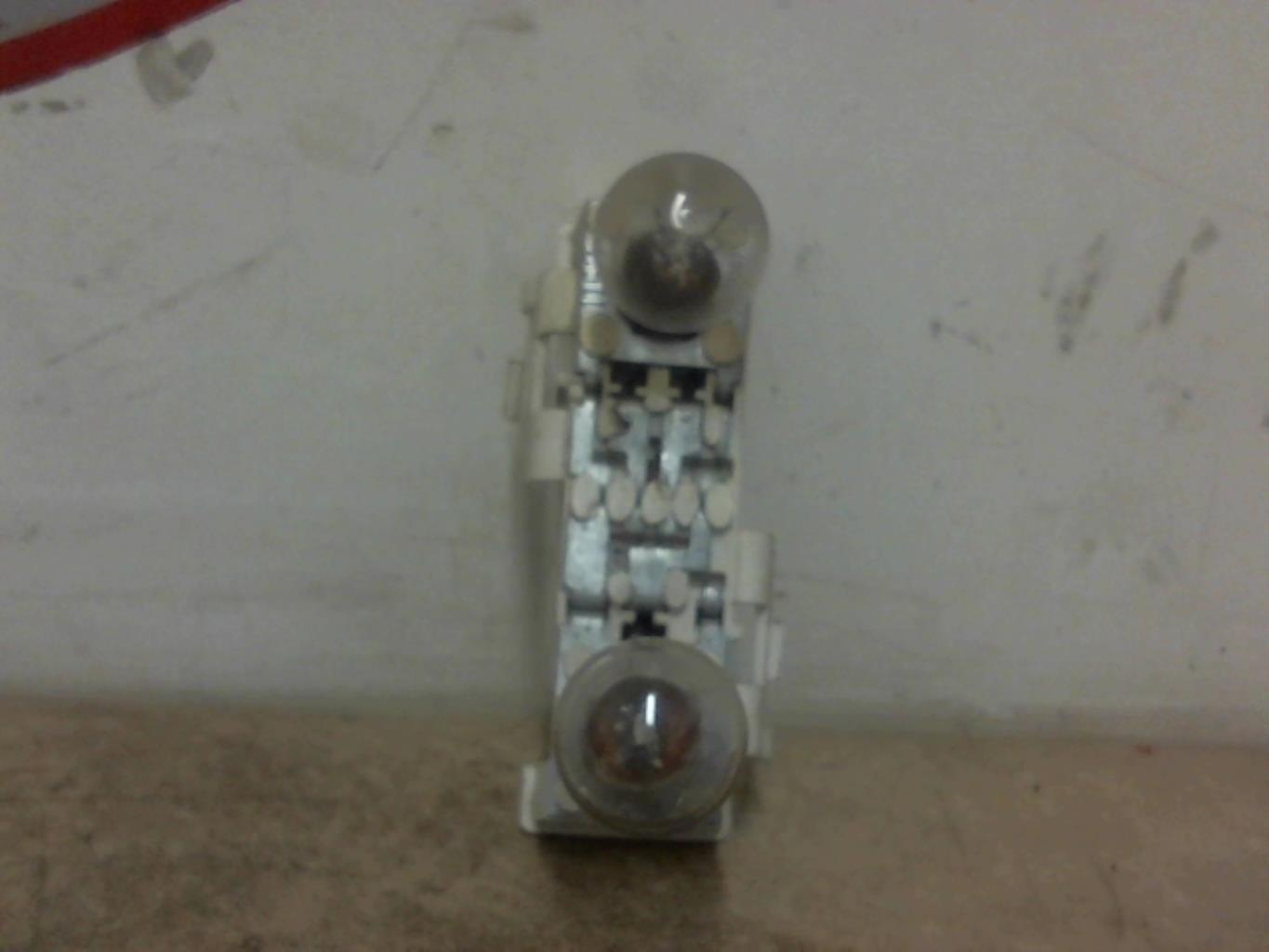 Base portalampade fanale posteriore sinistro PEUGEOT 405 PHASE 1 BREAK  - 1