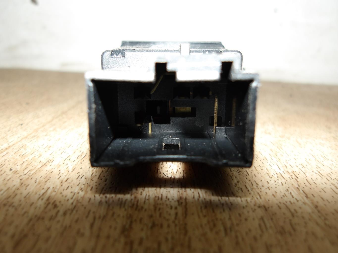 Bouton de warning VOLKSWAGEN POLO 4 PHASE 1 Diesel - 1
