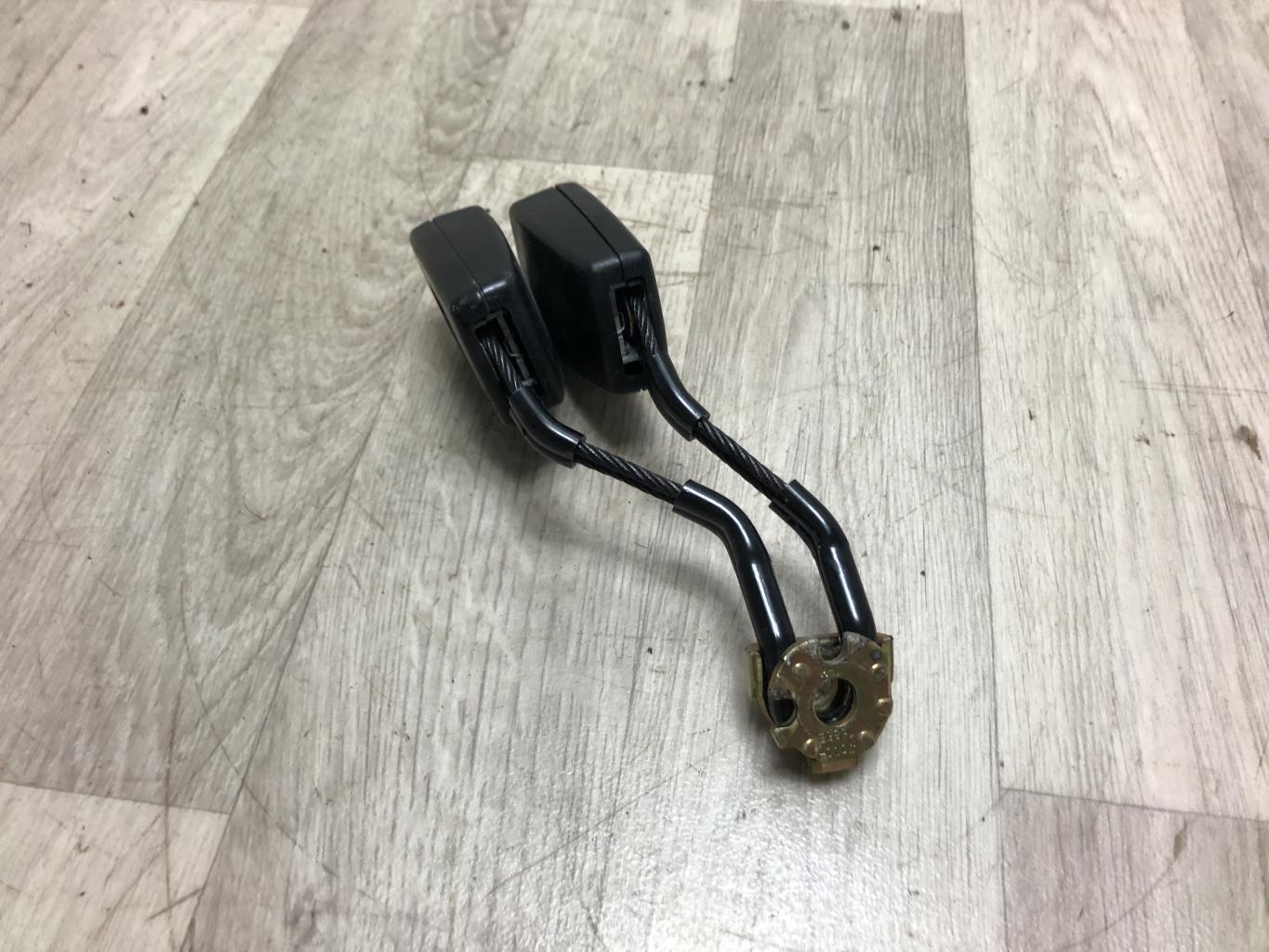 Aggancio cintura sicurezza posteriore sinistro VOLKSWAGEN GOLF 4 Diésel - 1