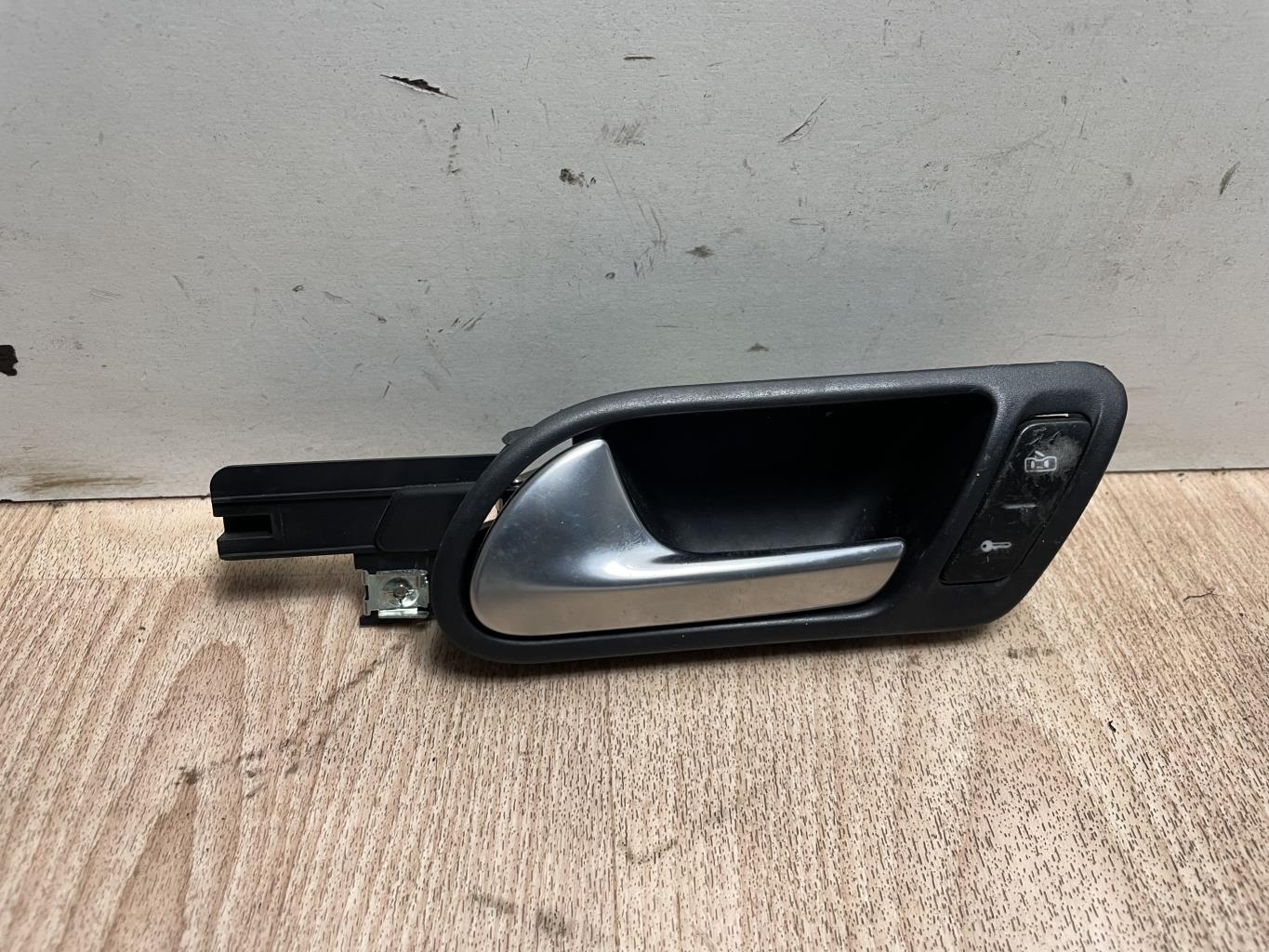 Maniglia interna anteriore sinistra VOLKSWAGEN GOLF 5 Diésel - 1