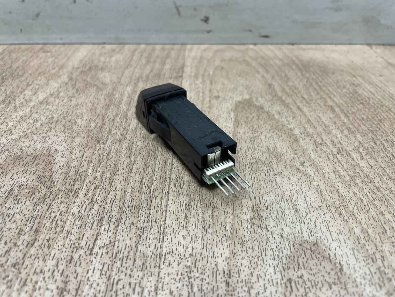 Bouton de warning VOLVO V 50 PHASE 2 BREAK Diesel - 1