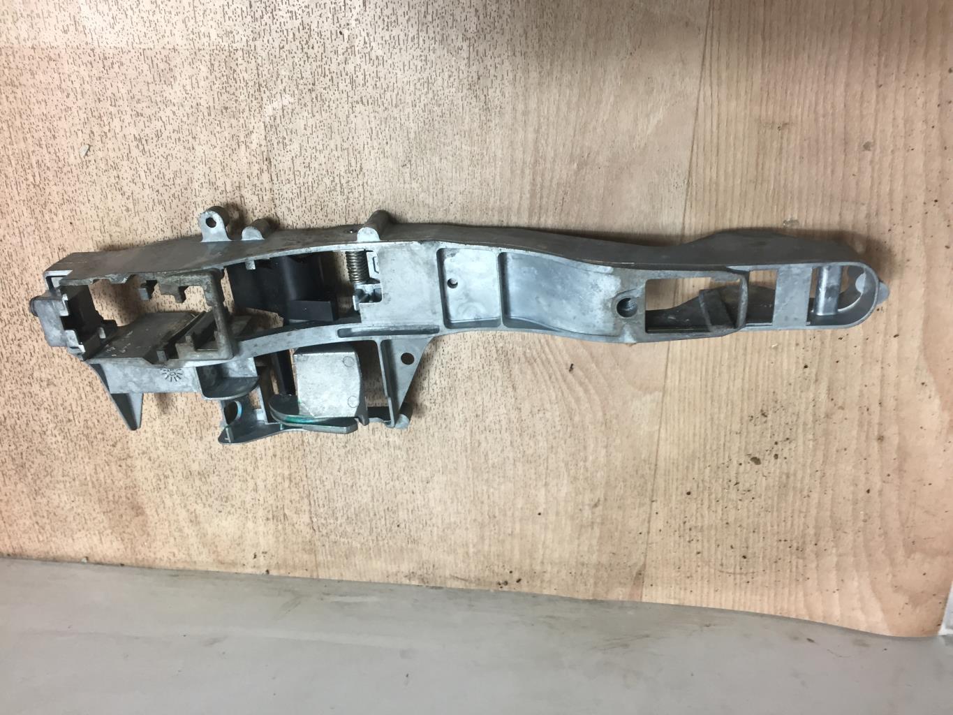 Supporto maniglia portiera anteriore sinistra PEUGEOT 308 1 SW PHASE 1 BREAK Diésel - 1