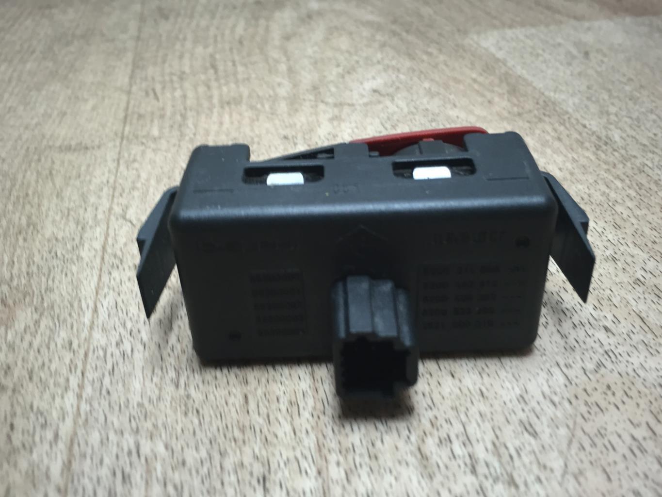 Bouton de warning RENAULT SCENIC 3 PHASE 2 Diesel - 1