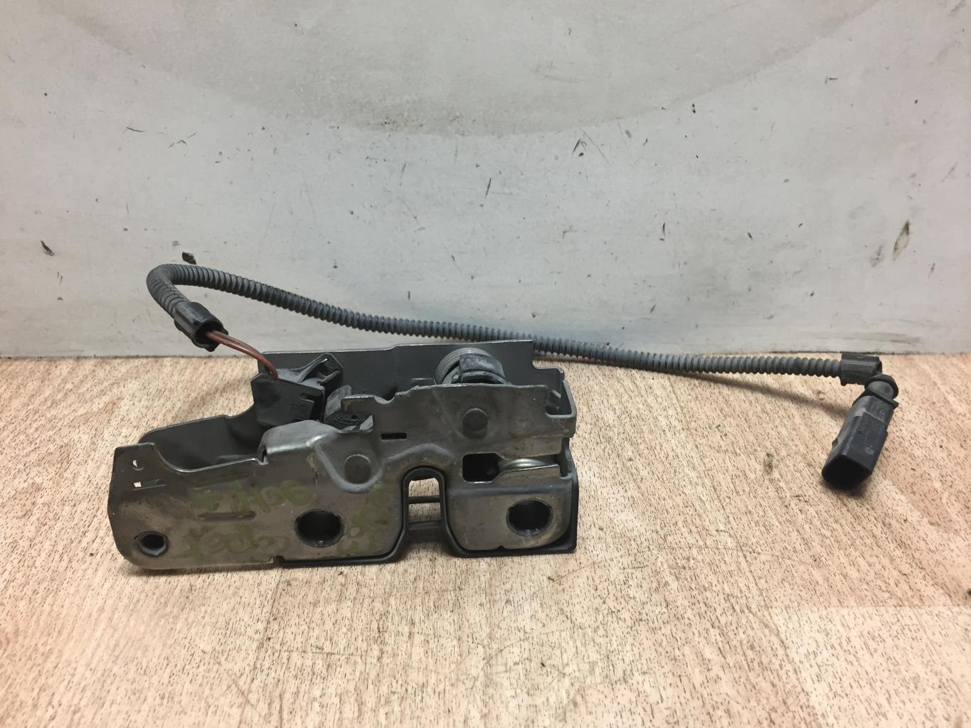 Serrure de capot VOLKSWAGEN GOLF PLUS PHASE 1 Diesel - 1