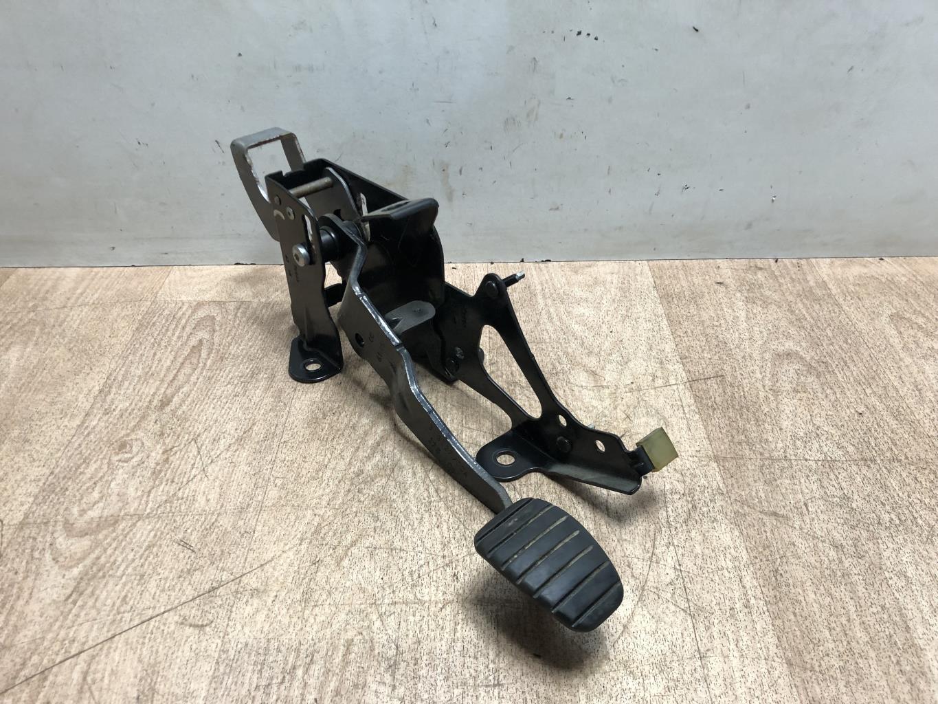 Pedale de frein RENAULT MEGANE 2 PHASE 1 CABRIOLET Diesel - 1