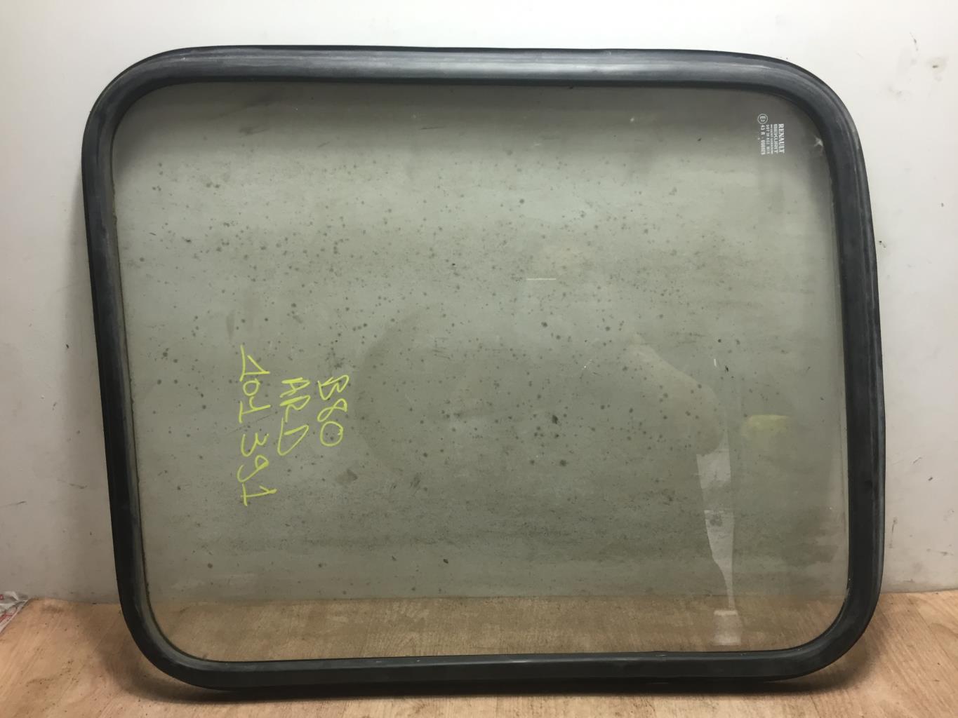 Vitre porte coffre droit RENAULT B80 Diesel - 1