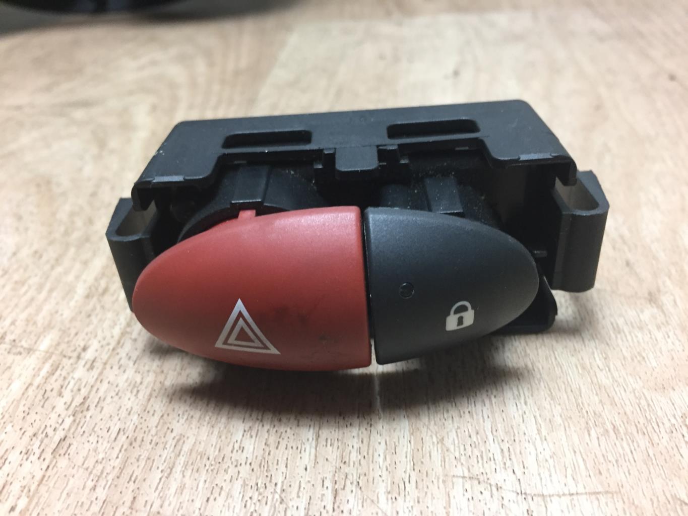 Bouton de warning RENAULT TWINGO 2 PHASE 1 Essence - 1