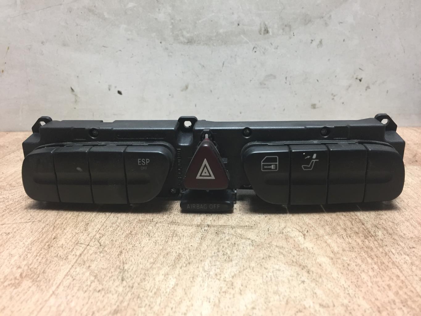 Bouton de warning MERCEDES CLASSE C 203 PHASE 1 Diesel - 1
