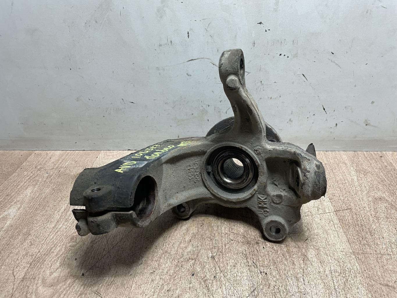 Fusee avant droit FORD MONDEO 3 PHASE 1 BREAK Diesel - 1