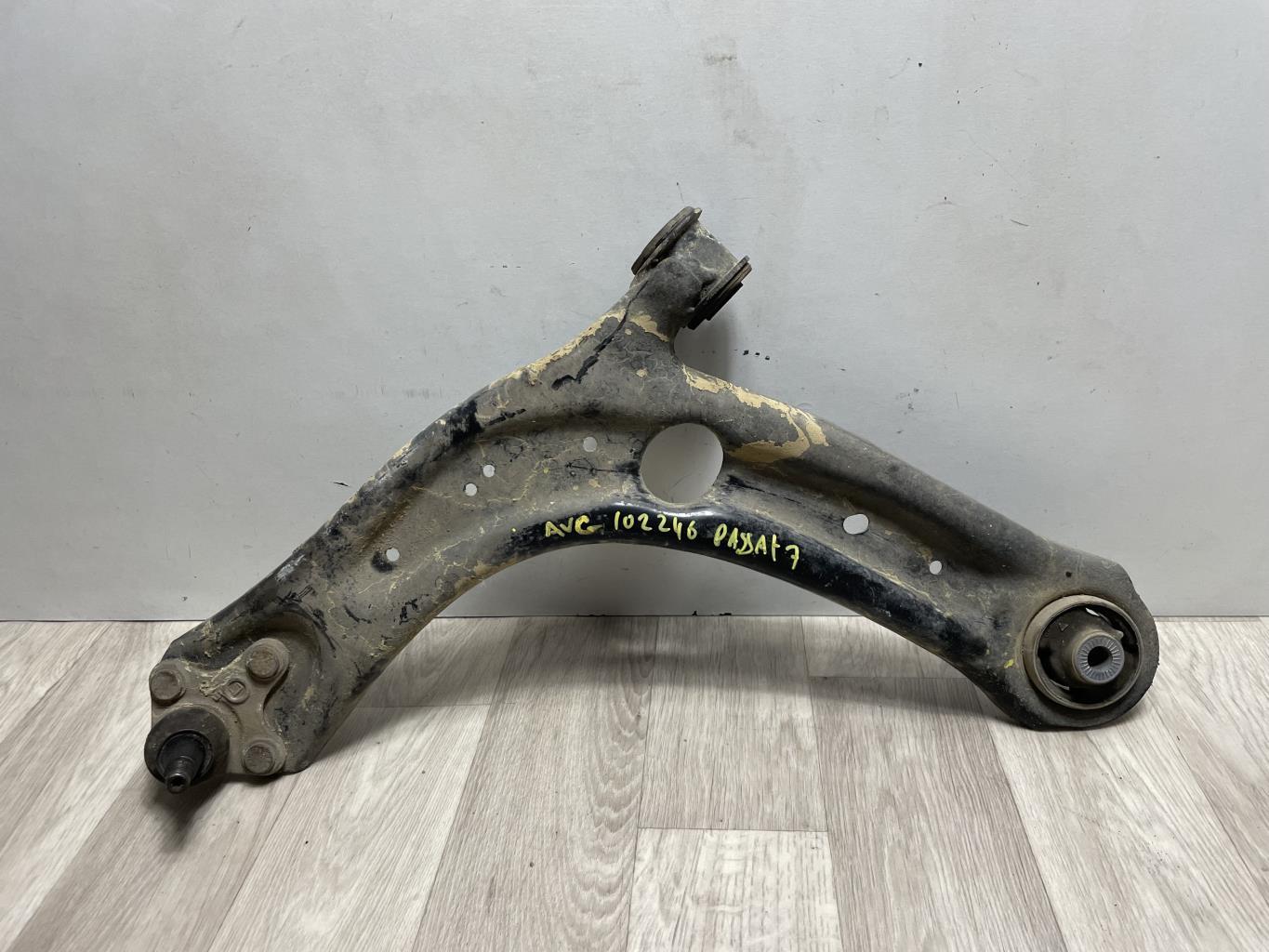 Triangle avant gauche VOLKSWAGEN PASSAT 7 PHASE 1 BREAK Diesel - 1