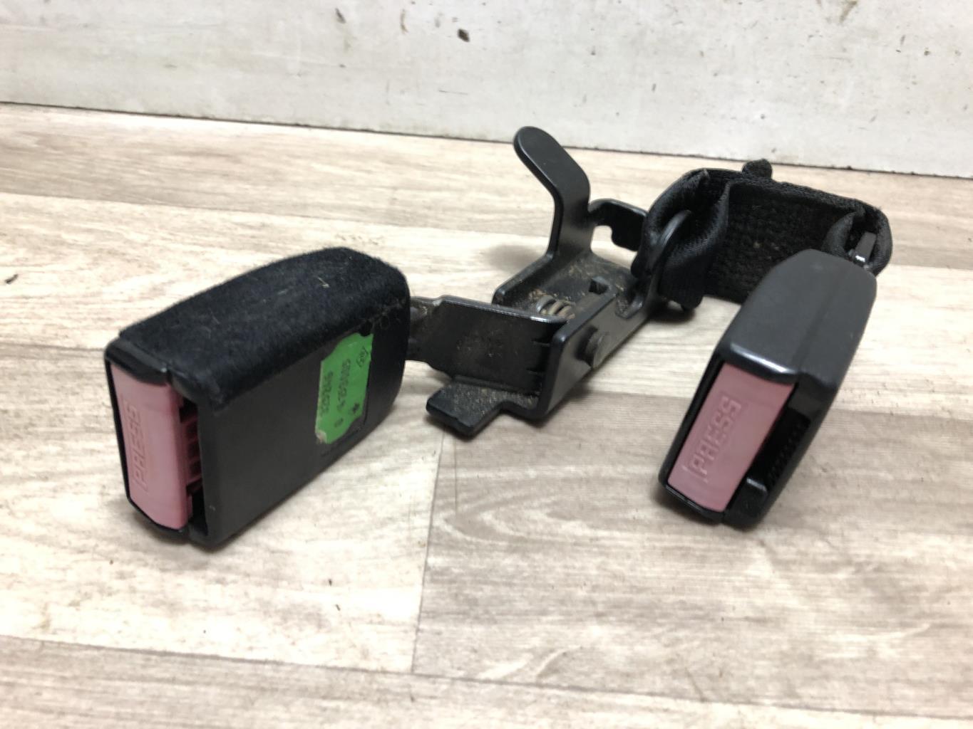 Aggancio cintura sicurezza posteriore sinistro RENAULT LAGUNA 2 PHASE 2 BREAK Diésel - 1