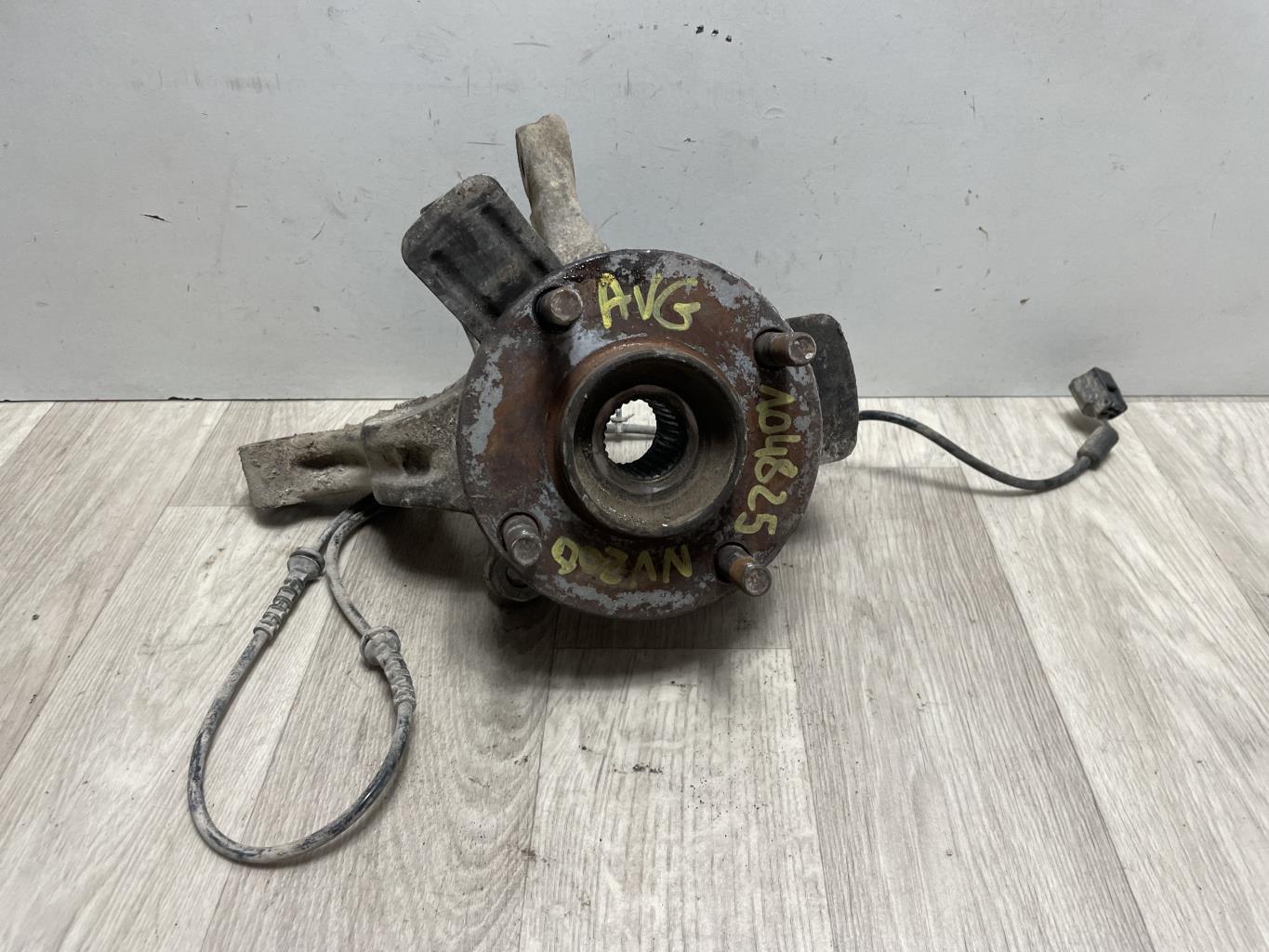 Fusee avant gauche NISSAN NV200 Diesel - 1