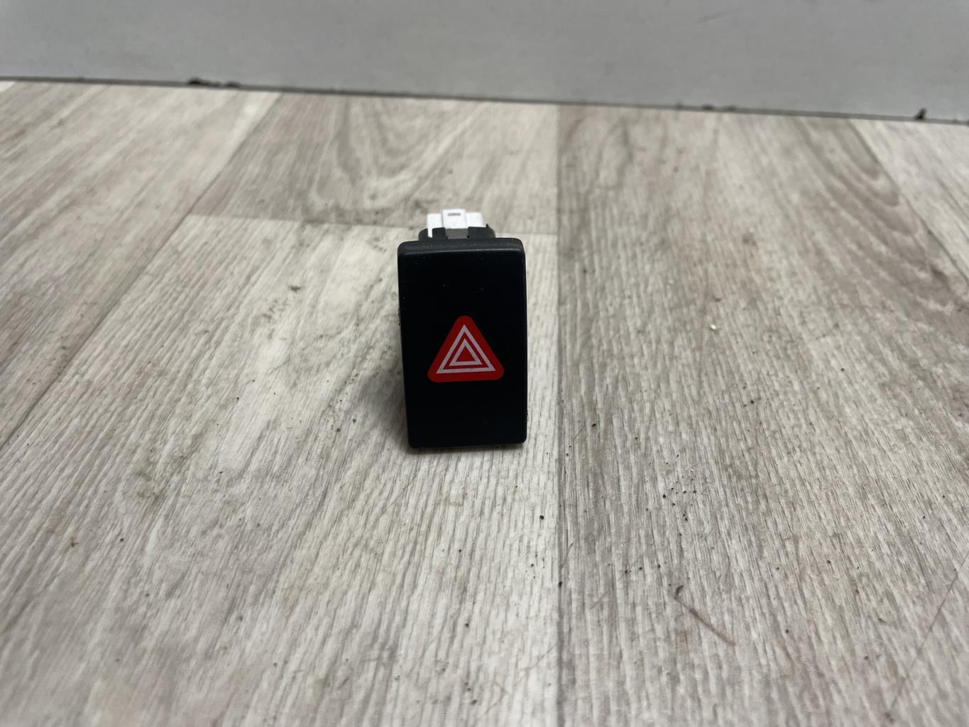 Bouton de warning VOLKSWAGEN GOLF 6 Diesel - 1